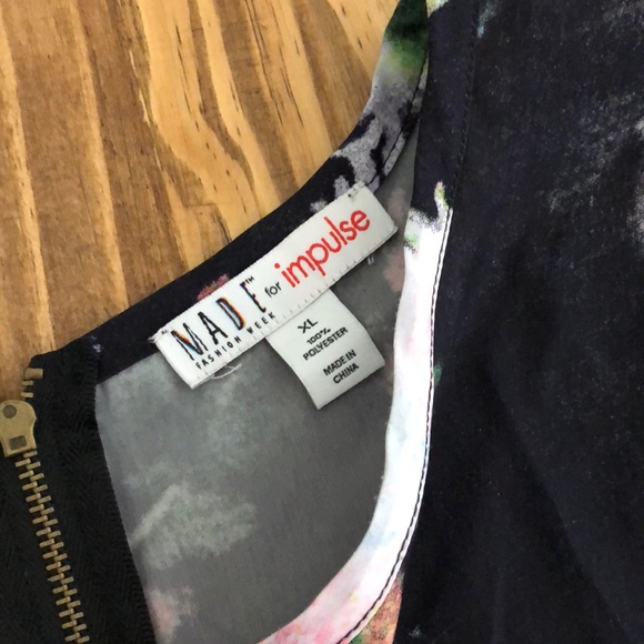 Short Sleeve Floral Cropped Top XL or S/M - Picture 3 of 5